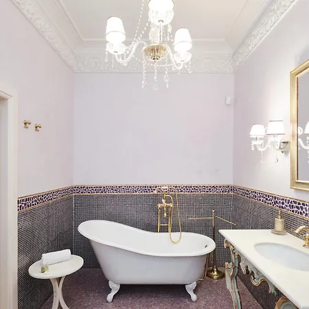 Luxury In Piazza Di Spagna Apartment